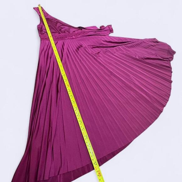 Soprano Y2K Size M Burgundy Lace Trim Pleated V-Neck Slip On Knee Length Dress - Picture 7 of 8